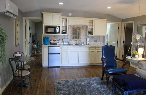 Amarillo Apartment | “Our Nest” comfortable & secluded place to rest - upstair guesthouse.