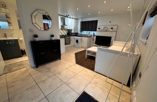 Hounslow Heath Apartment | Outclass Cul De Sac 1 Bed Flat