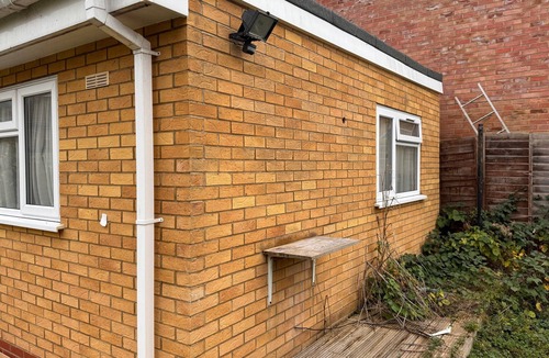 Hounslow Heath Apartment | Outclass Cul De Sac 1 Bed Flat