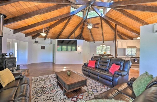 Apple Hill House | Outdoor Deck Disc/Pool Table Fireplace Grill