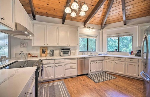 Apple Hill House | Outdoor Deck Disc/Pool Table Fireplace Grill