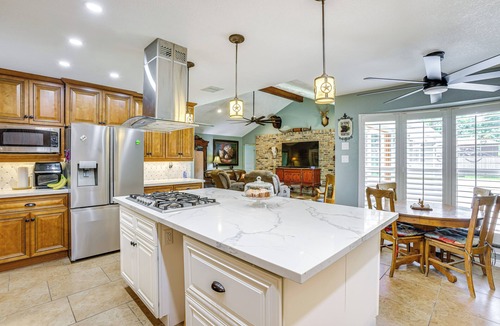 Humble House | Outdoor Kitchen & Hot Tub: Tranquil Home in Humble