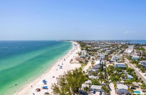 Bradenton Villa | Outdoor Movies, Hot Tub, Fire Pit & Near AMI 7 miles away