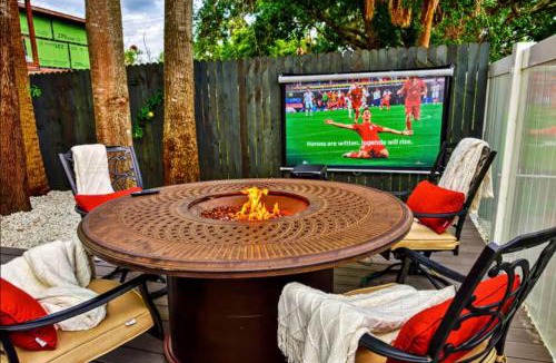 Bradenton Villa | Outdoor Movies, Hot Tub, Fire Pit & Near AMI 7 miles away