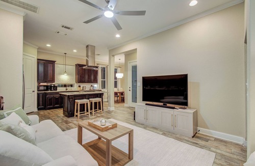 Greater East End House | Outdoor Oasis in Downtown Houston with Pool & Hot-Tub