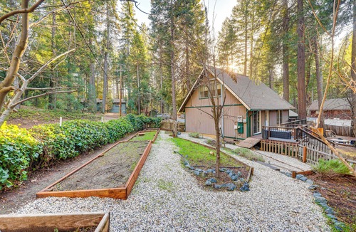 Nevada City Cottage | Outdoor Oasis: Modern Nordic Home By Lake!