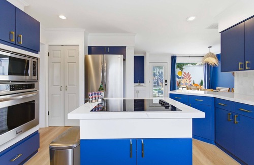 Medical Center District House | Outdoor Oasis Poolside Movie Nights Sleeps 16