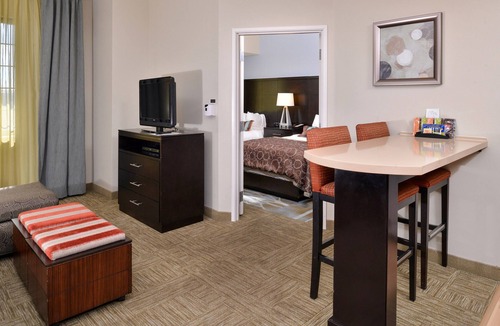 Hollywood Park Condo | Outdoor Pool and Hot Tub + Free Breakfast | Only 15 Minutes from Six Flags!
