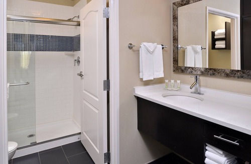 Hollywood Park Condo | Outdoor Pool and Hot Tub + Free Breakfast | Only 15 Minutes from Six Flags!