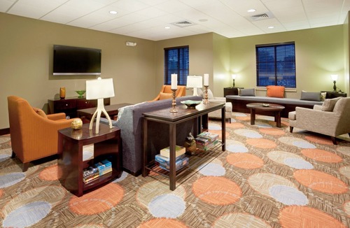 Hollywood Park Condo | Outdoor Pool and Hot Tub + Free Breakfast | Only 15 Minutes from Six Flags!