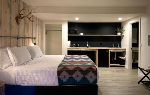 Ponderay Hotel | Outdoors Inn