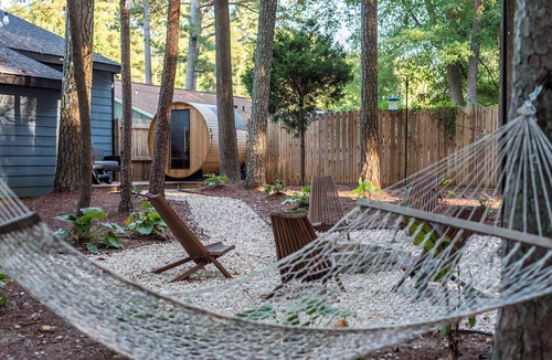 Southwest Raleigh House | Outdoorsy ~ Fresh Spring Vibes ~ Sauna & Cold Plunge ~ 10min Downtown