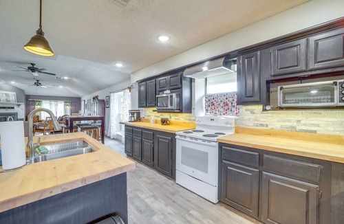 Daisy House | Outdoorsy Getaway Near Atoka: Hunt, Fish & Relax!