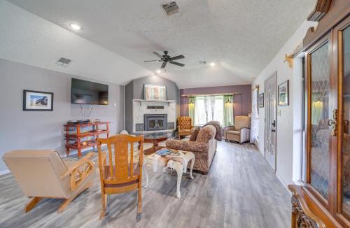 Daisy House | Outdoorsy Getaway Near Atoka: Hunt, Fish & Relax!