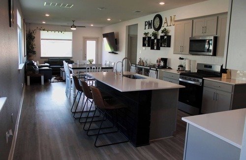 San Marcos House | Outlet Mall, San Marcos River, Sleeps 12 + Pets