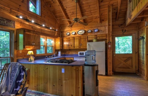 McCaysville Cabin | Outside party deck w/fireplace on Fightingtown Creek!