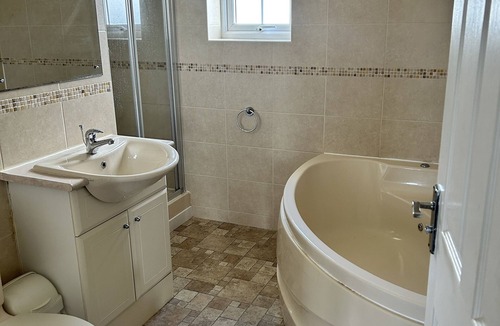 Saint Columb Major Cottage | Outstanding 4 Bedroom Open-Plan Lodge.