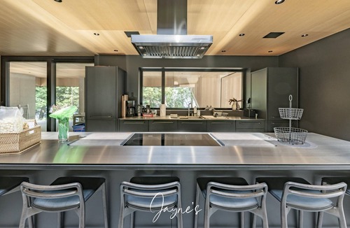 Seguin Cottage | Outstanding 6 bed 5 bath cottage on Lake Joseph with Boathouse - 1000ft frontage