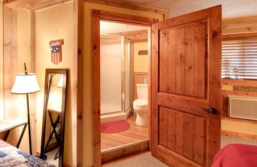 Carmine House | Outstanding Cozy Cabin at Texas Y'all