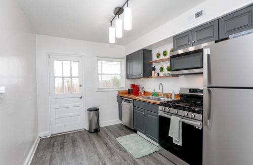 Bayview Apartment | OV Beach Oasis: The Plant House. A 4 minute walk to the beach! 30+ DAY RENTAL