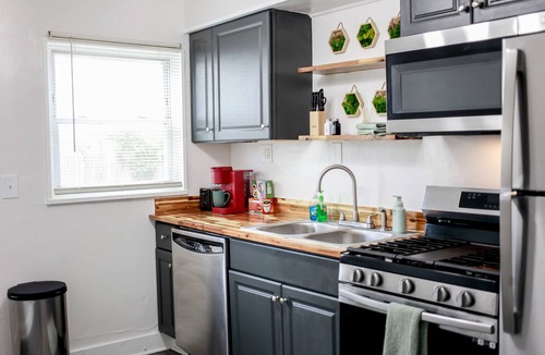 Bayview Apartment | OV Beach Oasis: The Plant House. A 4 minute walk to the beach! 30+ DAY RENTAL