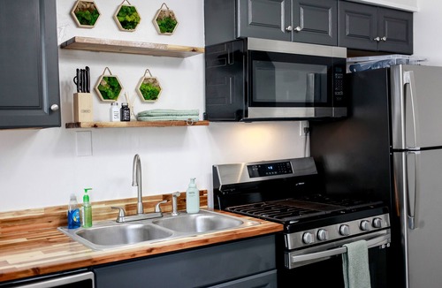 Bayview Apartment | OV Beach Oasis: The Plant House. A 4 minute walk to the beach! 30+ DAY RENTAL