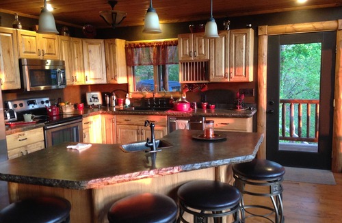 Whittier Cabin | "Over the Edge" Cabin with Amazing Views! Summer deals on last minute bookings!