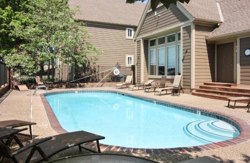 Overland Park House | Overland Park Condo, Close to Lakes & Parks!