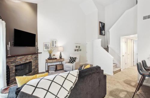 Overland Park House | Overland Park Condo, Close to Lakes & Parks!