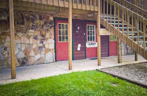 Snowshoe Condo | Overlook Condo 21-C Studio Off Mountain Lodging