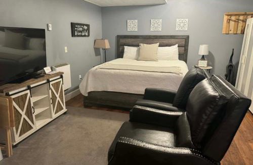 Slaty Fork House | Overlook Condo 21-C Studio Off Mountain Lodging