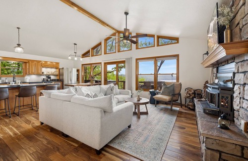 Lost Bridge Village Cabin | Overlook - Hot Tub - Beaver Lake