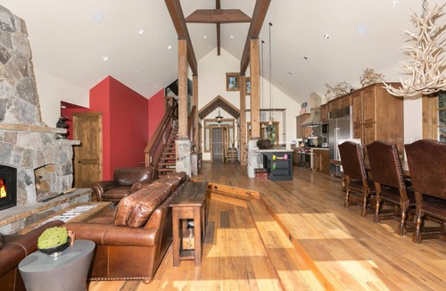 Truckee House | Overlook Lake View Lodge by Tahoe Getaways- Dog Friendly, HOA, Donner Lake Views + Hot Tub
