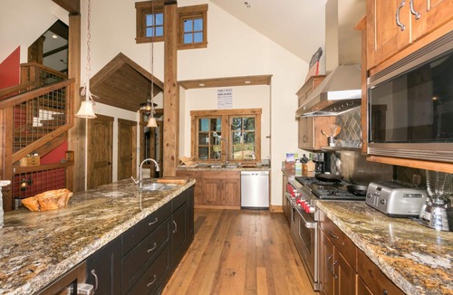 Truckee House | Overlook Lake View Lodge by Tahoe Getaways- Dog Friendly, HOA, Donner Lake Views + Hot Tub