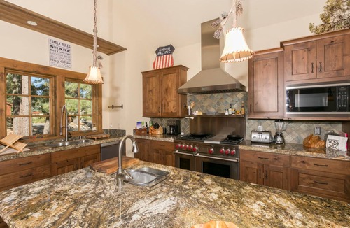 Truckee House | Overlook Lake View Lodge by Tahoe Getaways- Dog Friendly, HOA, Donner Lake Views + Hot Tub