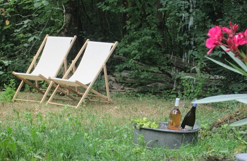 Pieusse House | OVERLOOKING A RIVER, SHEPHERD'S COTTAGE, AUTHENTIC AND FAMILY-FRIENDLY, WIFI