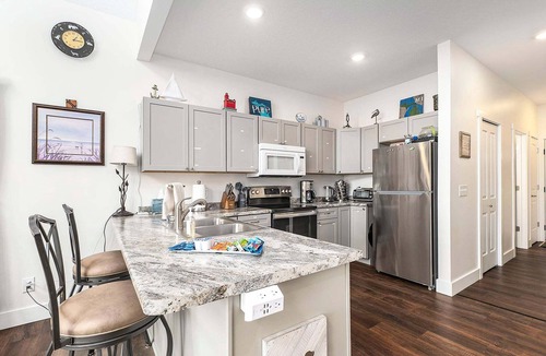 Arcadia House | Overlooking Shoreline 2BDR Chalet 18396