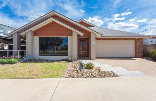 Yarrawonga House | Overlooking the Black Bull Golf Course