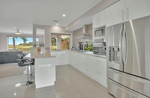 Yarrawonga House | Overlooking the Black Bull Golf Course