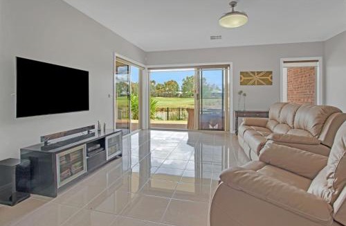 Yarrawonga House | Overlooking the Black Bull Golf Course