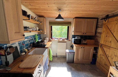 Newtown Cottage | Overlooking the River Severn its path/cycle route with outside seating & dining.