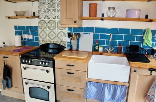 Newtown Cottage | Overlooking the River Severn its path/cycle route with outside seating & dining.