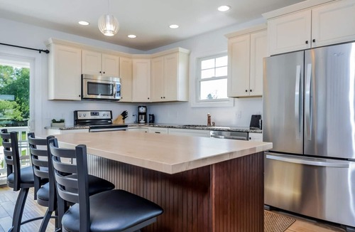 Douglas Villa | Overlooks Kalamazoo Lake and Saug walk to Douglas!