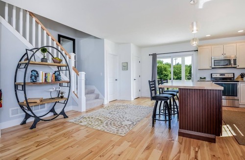 Douglas Villa | Overlooks Kalamazoo Lake and Saug walk to Douglas!
