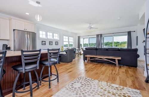 Douglas Villa | Overlooks Kalamazoo Lake and Saug walk to Douglas!
