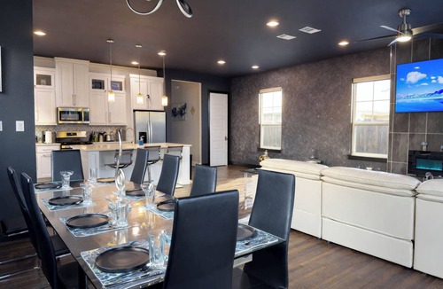 West Dallas House | Overnight Gallery The Art House Near Downtown Dallas Maduro Collection