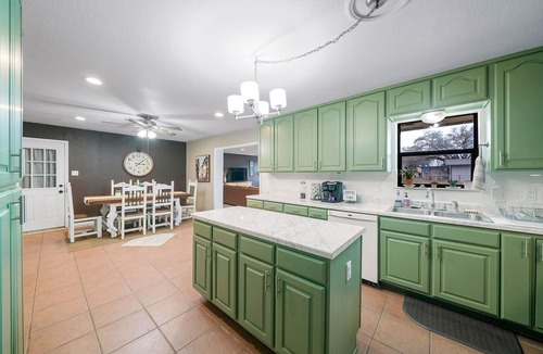 Jourdanton House | Oversized Space In Desirable Neighborhood.