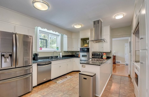 Summerville House | Overton Orchard - Sleeps 6 - Incredible Deck - 2mi from Masters Gates!