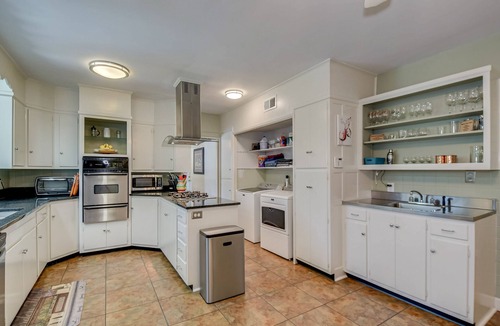 Summerville House | Overton Orchard - Sleeps 6 - Incredible Deck - 2mi from Masters Gates!