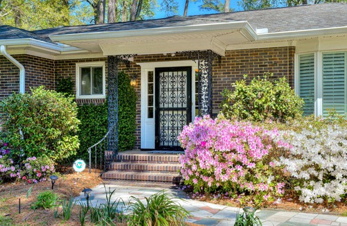Summerville House | Overton Orchard - Sleeps 6 - Incredible Deck - 2mi from Masters Gates!
